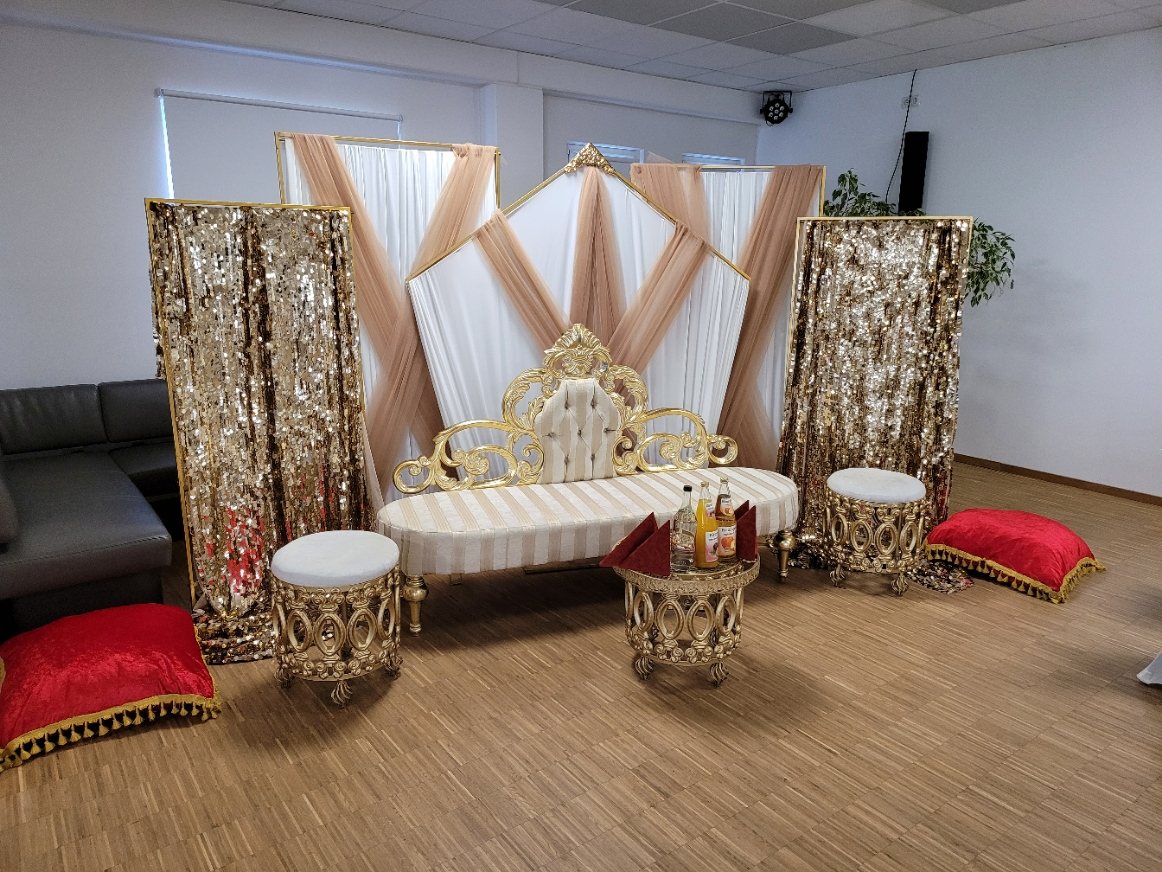 Dekorierte Buehne in Gold und Weiss fuer eine Hochzeitsfeier