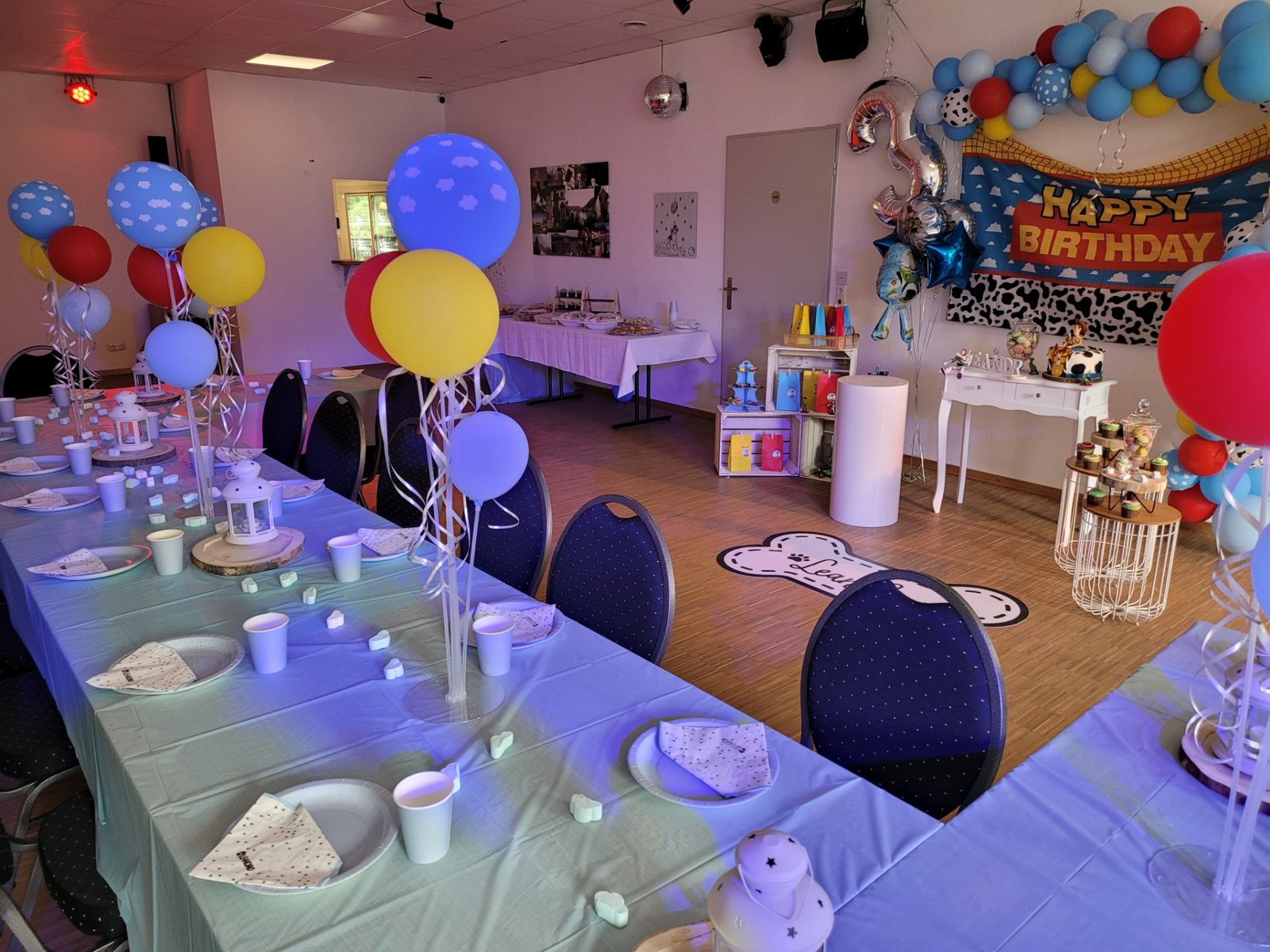 Kindergeburtstag mit bunten Ballons und gedeckter Tafel