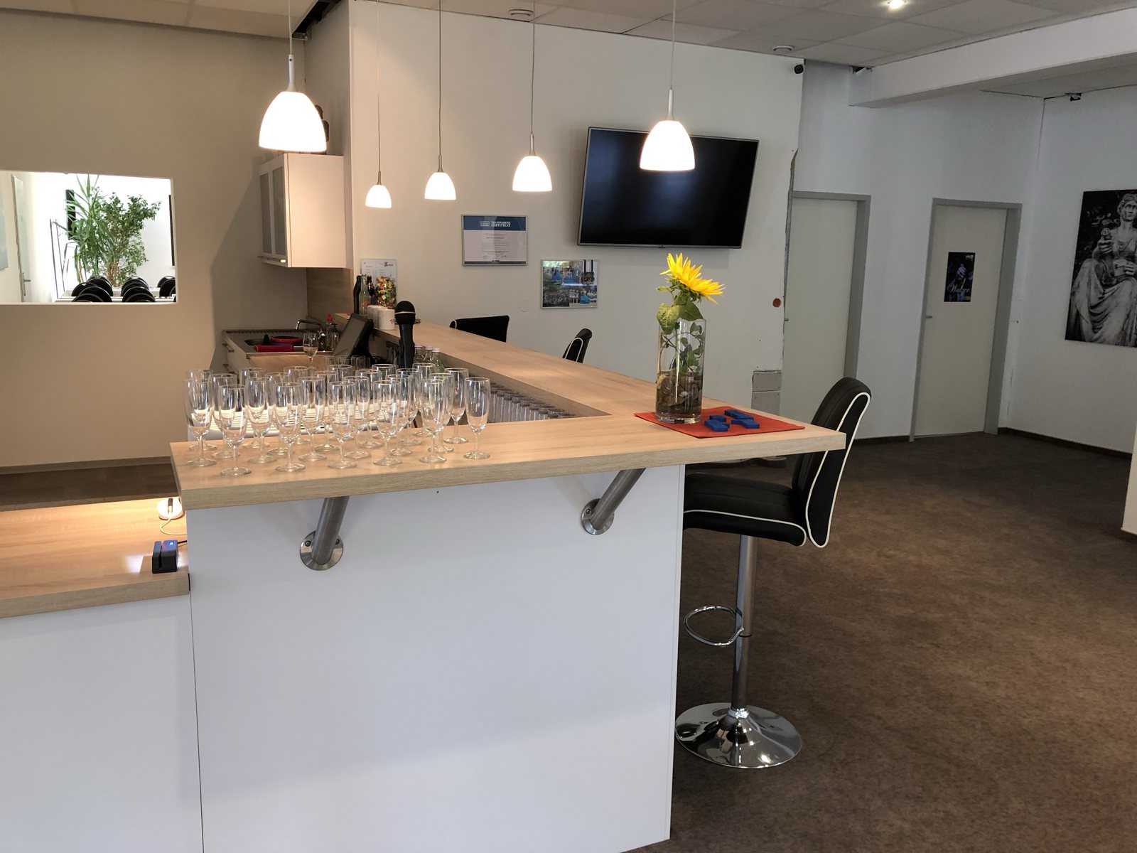 Bar mit Tresen und Barhockern im Barbereich der Eventlocation Lappersdorf