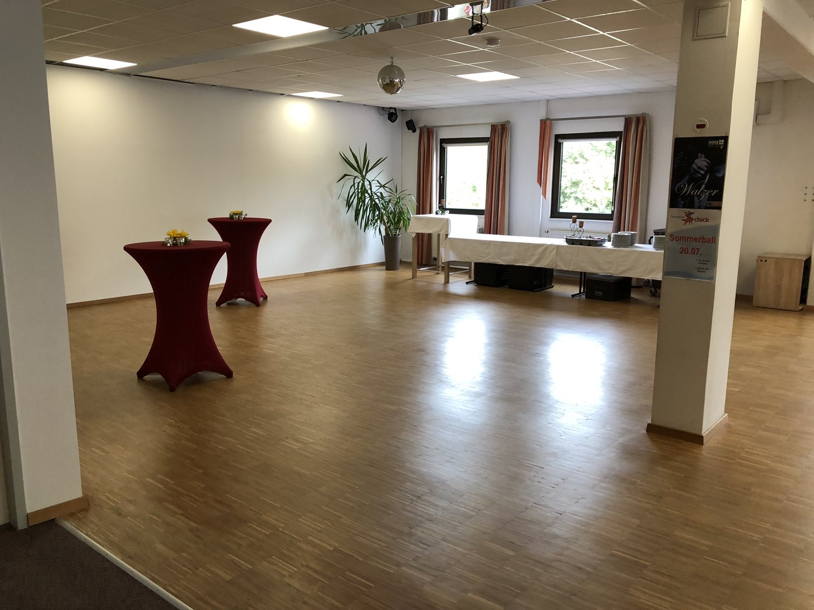 Barbereich mit Stehtischen und Buffettisch, Tageslicht durch die Fensterfront