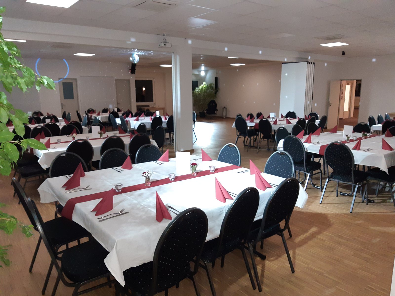 Festsaal mit fast 200 Quadratmetern, bankettbestuhlt fuer rund 100 Gaeste