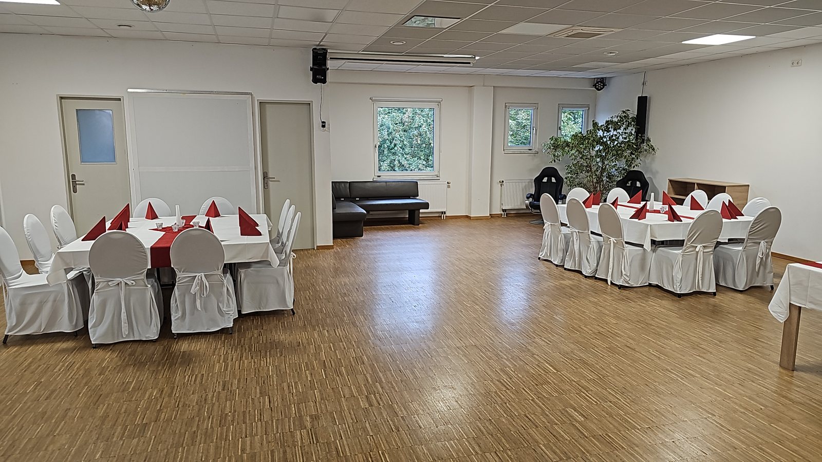 Runde Tische im Festsaal mit freier Tanzflaeche in der Mitte
