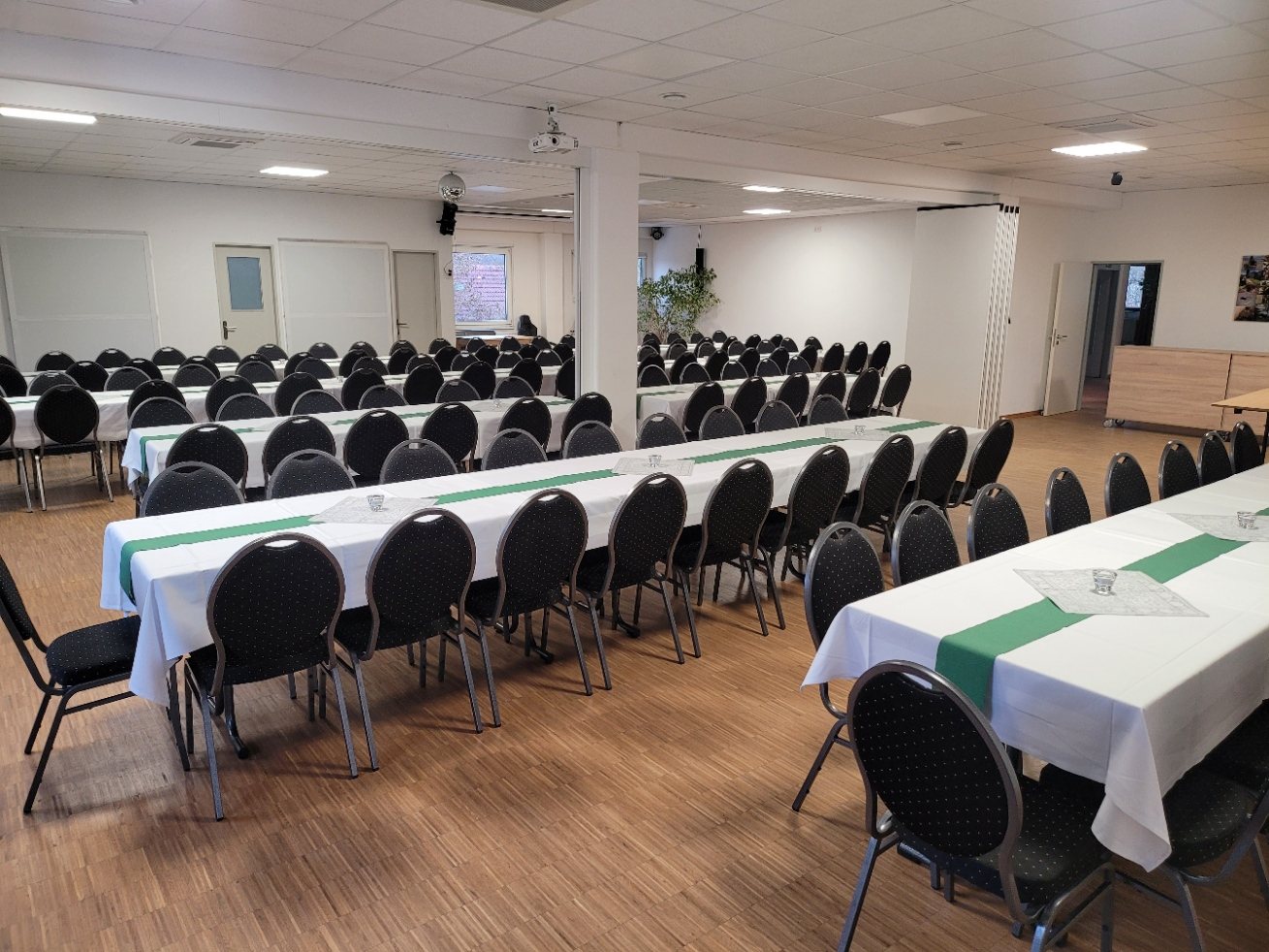 Seitliche Ansicht der Tafelbestuhlung im Festsaal mit Blick zur Buehne
