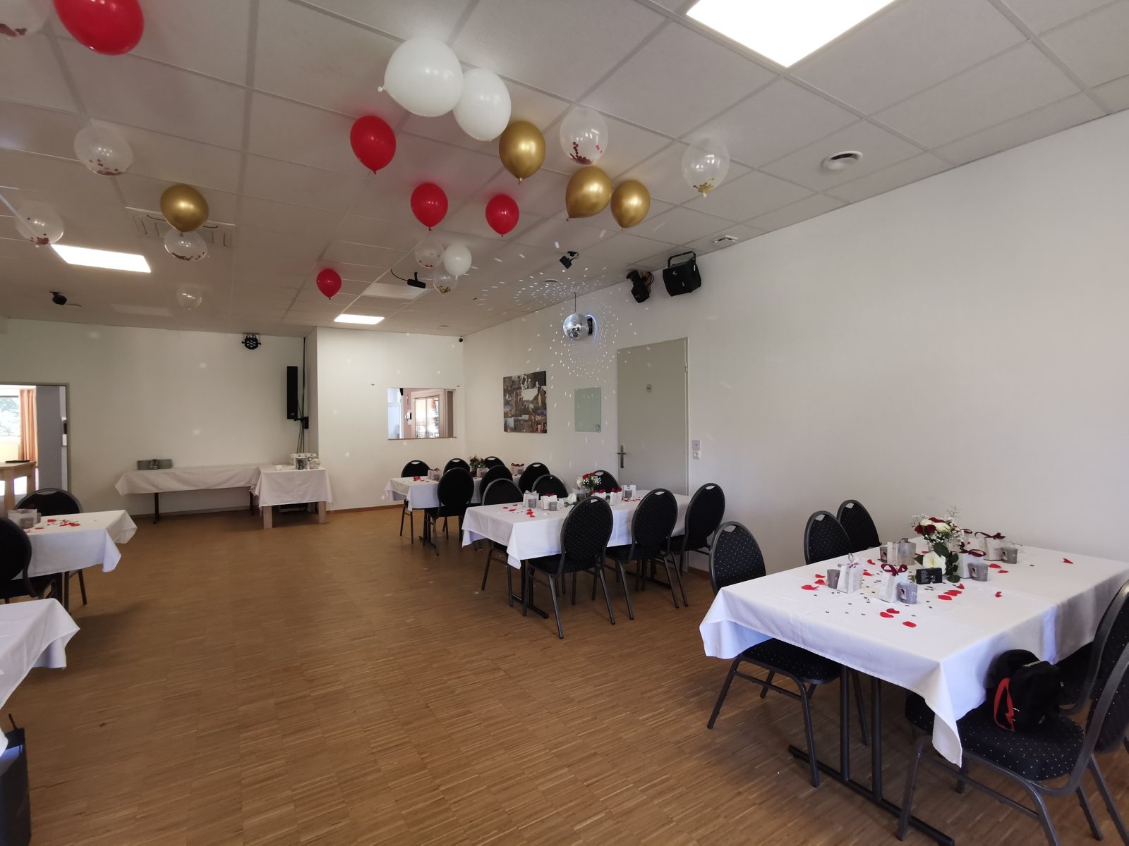 Saal links, dekoriert fuer einen runden Geburtstag mit Ballons
