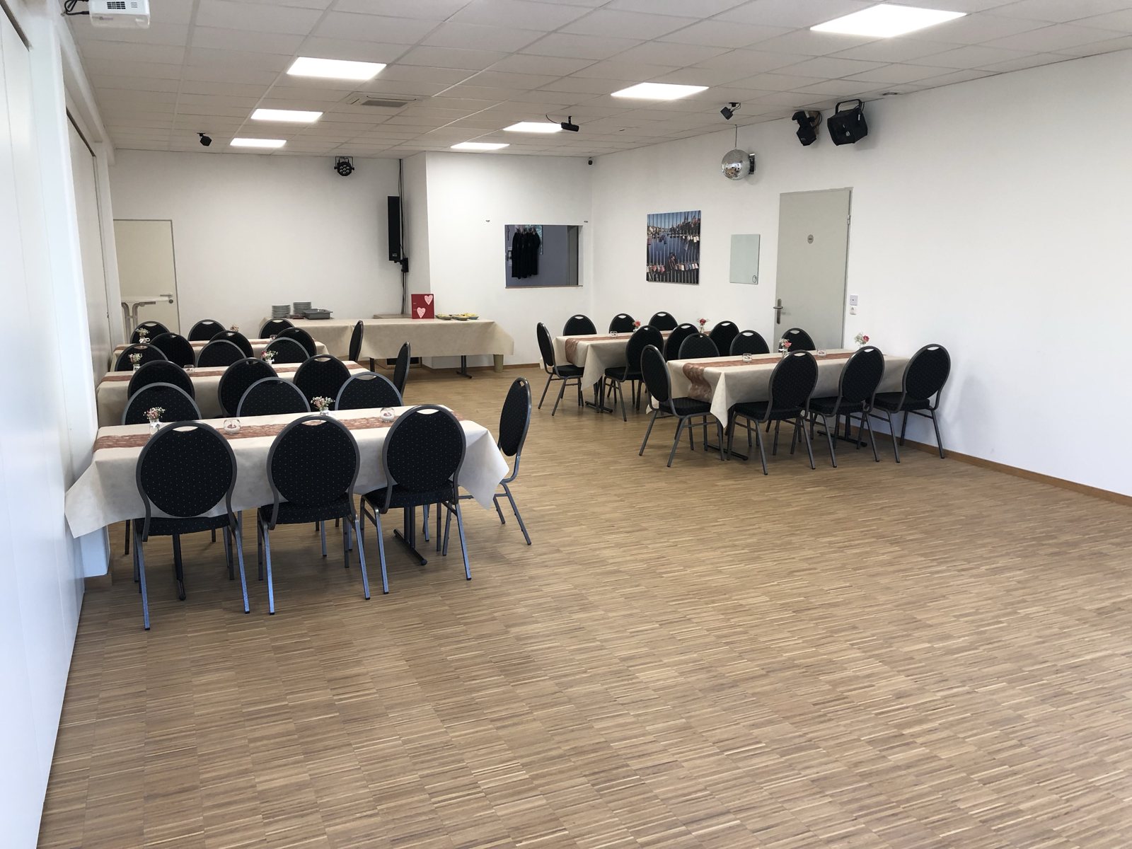 Saal rechts mit 115 Quadratmetern in Bankettbestuhlung