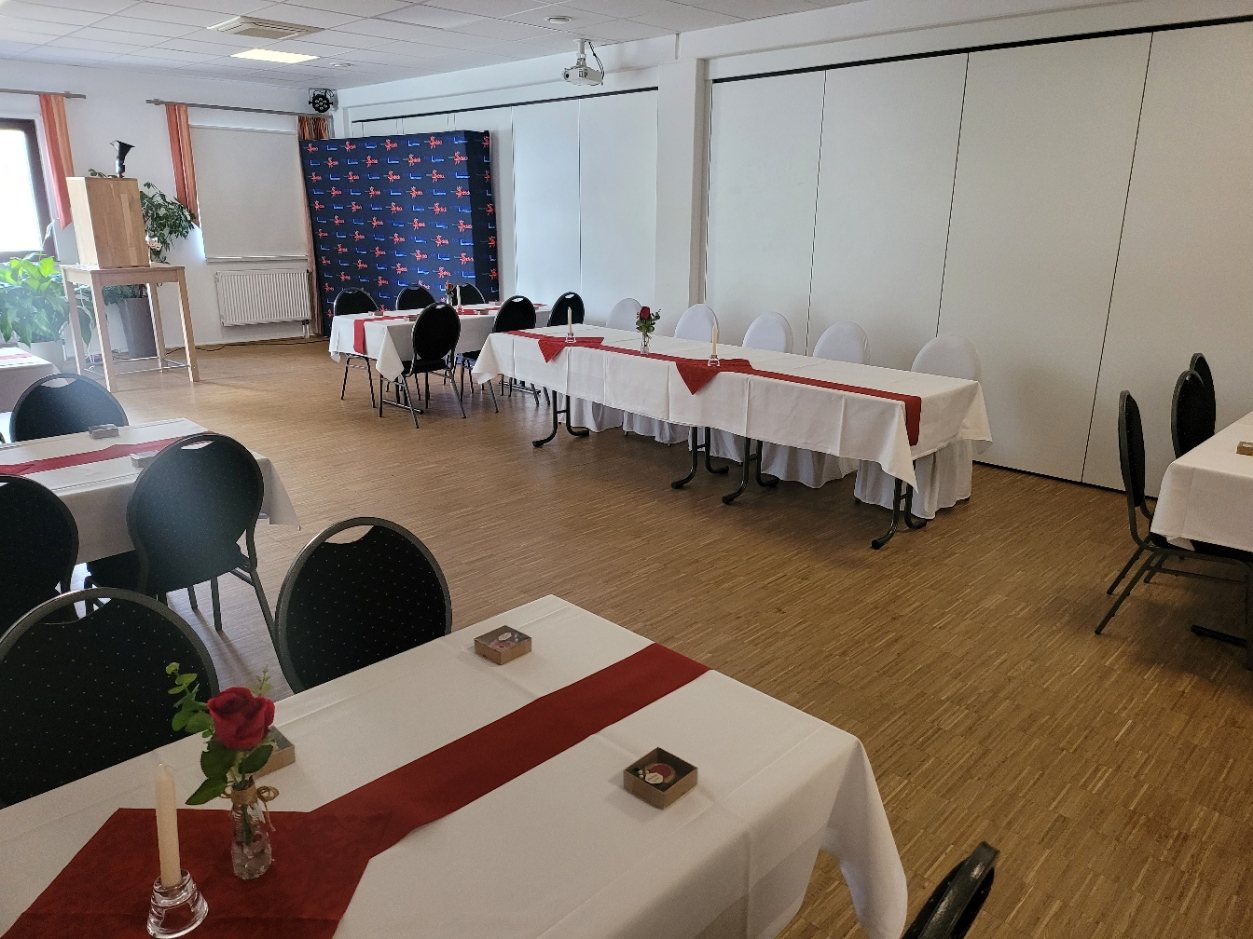 Saal rechts mit Tafelbestuhlung fuer Vortraege und Workshops