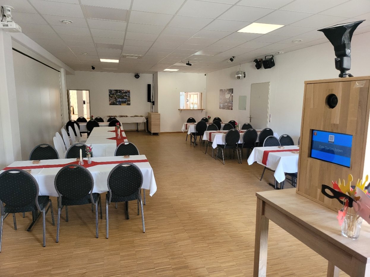 Saal rechts in Workshop-Bestuhlung mit Stellwand und Technik