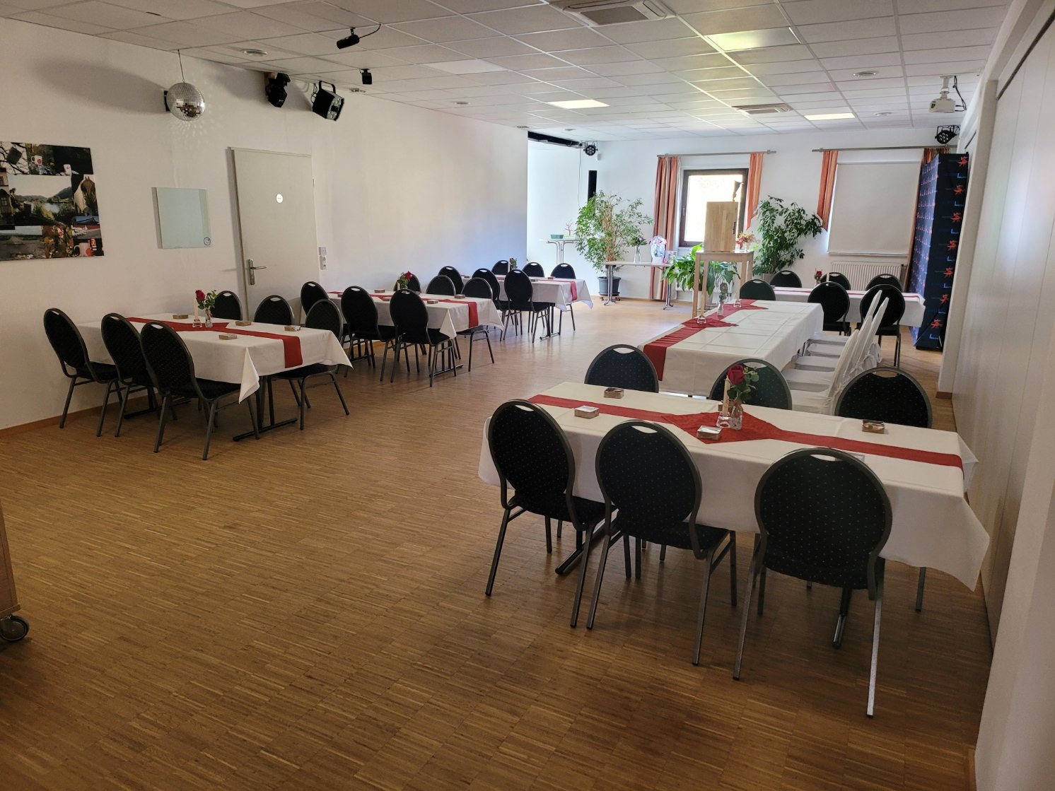 Schulungsbestuhlung mit Blick zur Praesentationsflaeche