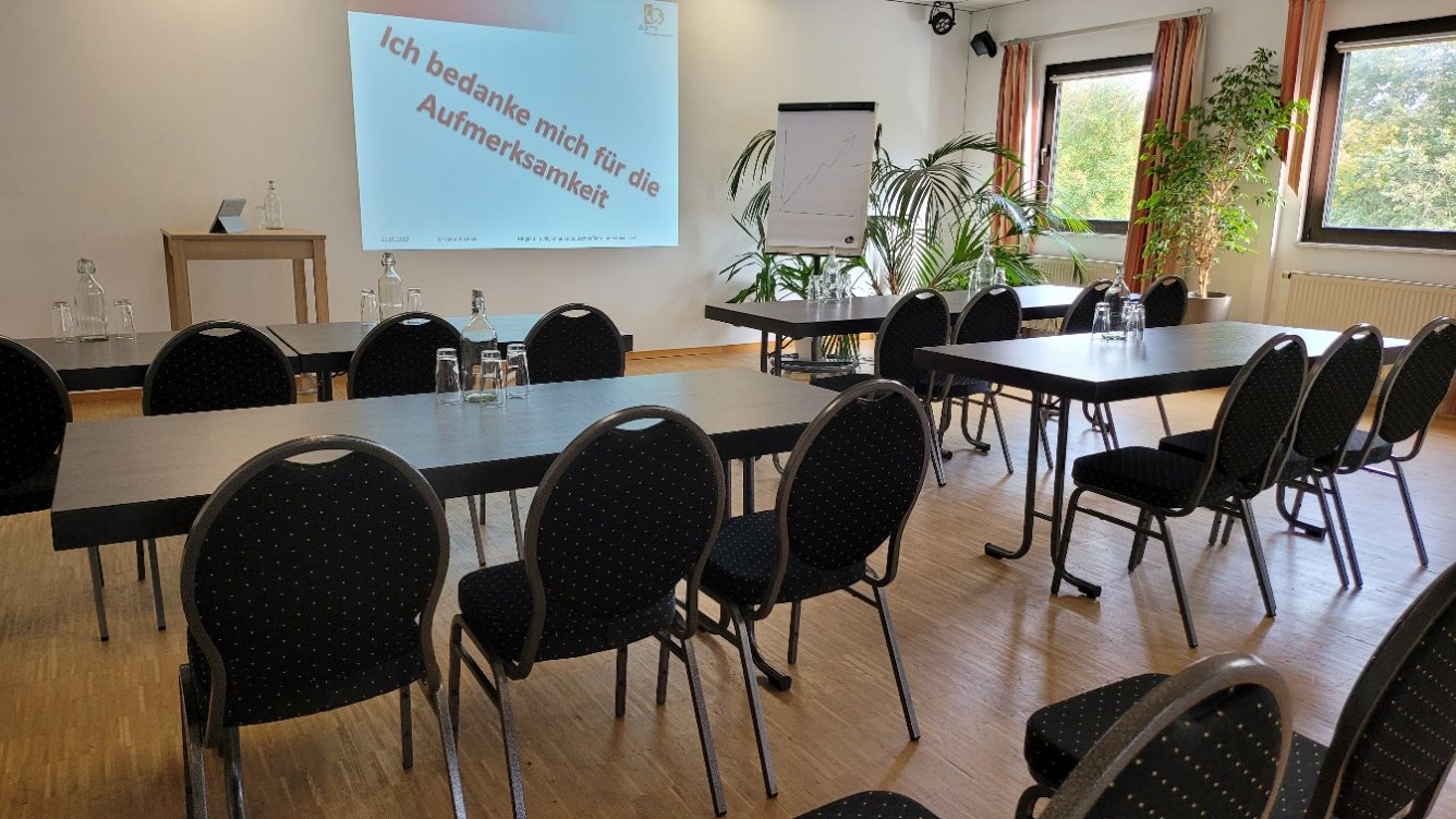 Seminarraum mit Beamerprojektion, Flipchart und Tageslicht